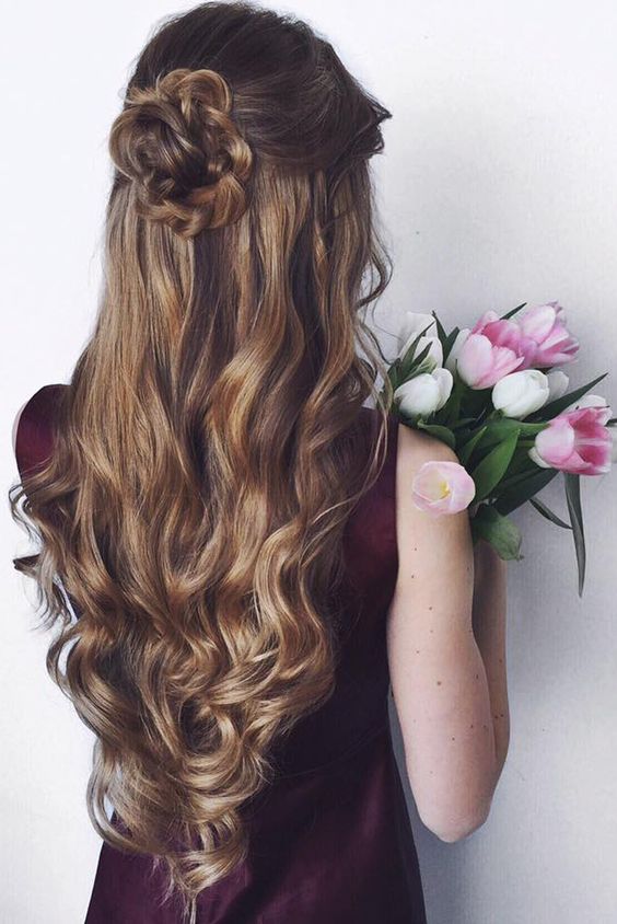 Peinados para una novia con corona de flores 